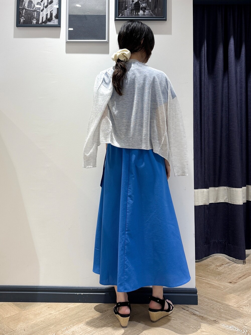 グレー系のカーディガン/ボレロ、ブルー系のワンピース、シルバー系のネックレスを着用したレディースの夏コーディネートの3枚目の写真