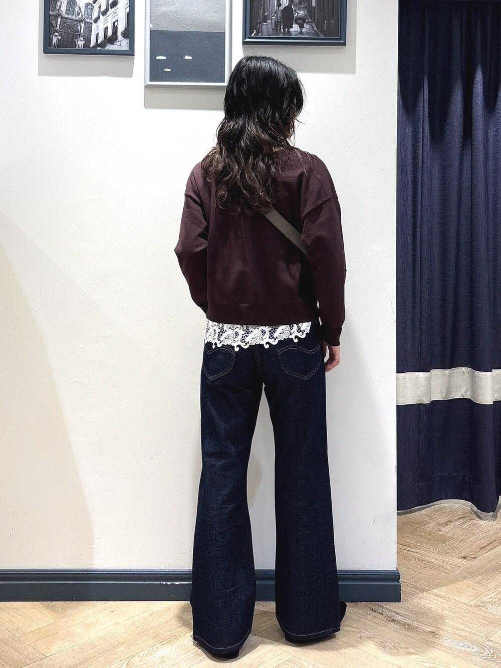 ブラウン系のカーディガン/ボレロ、ホワイト系のTシャツ/カットソー、ブルー系のデニムパンツを着用したレディースの秋コーディネートの3枚目の写真