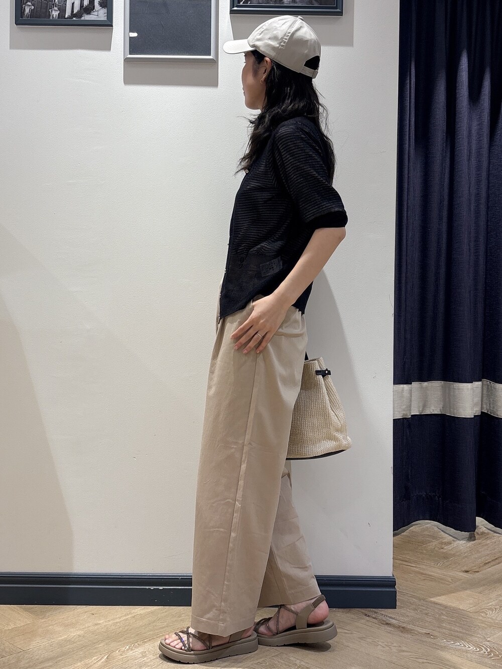 ブラック系のカーディガン/ボレロ、ホワイト系のTシャツ/カットソー、ベージュ系のその他パンツを着用したレディースの春コーディネートの2枚目の写真