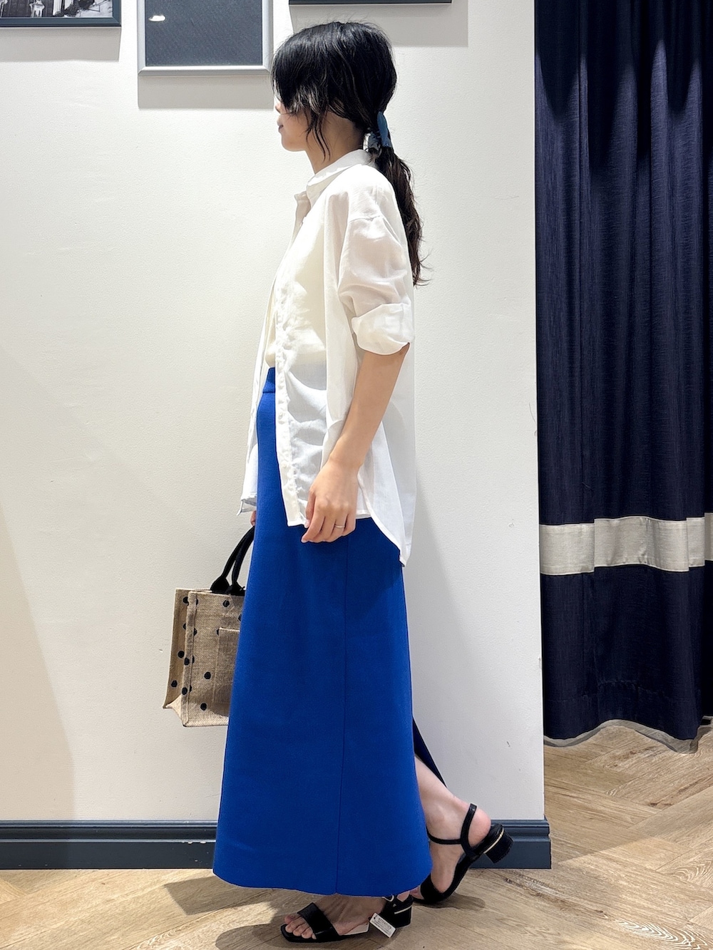 ホワイト系のシャツ/ブラウス、ホワイト系のタンクトップ、ブルー系のスカートを着用したレディースの夏コーディネートの2枚目の写真