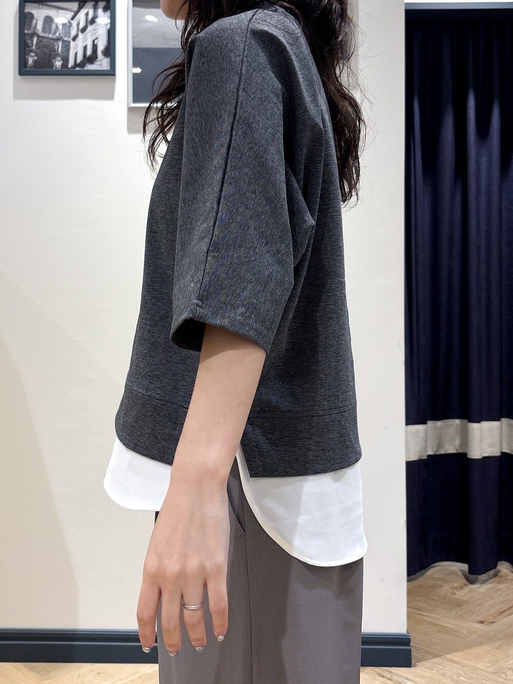 グレー系のその他パンツ、グレー系のショルダーバッグ、シルバー系のネックレスを着用したレディースの夏コーディネートの5枚目の写真