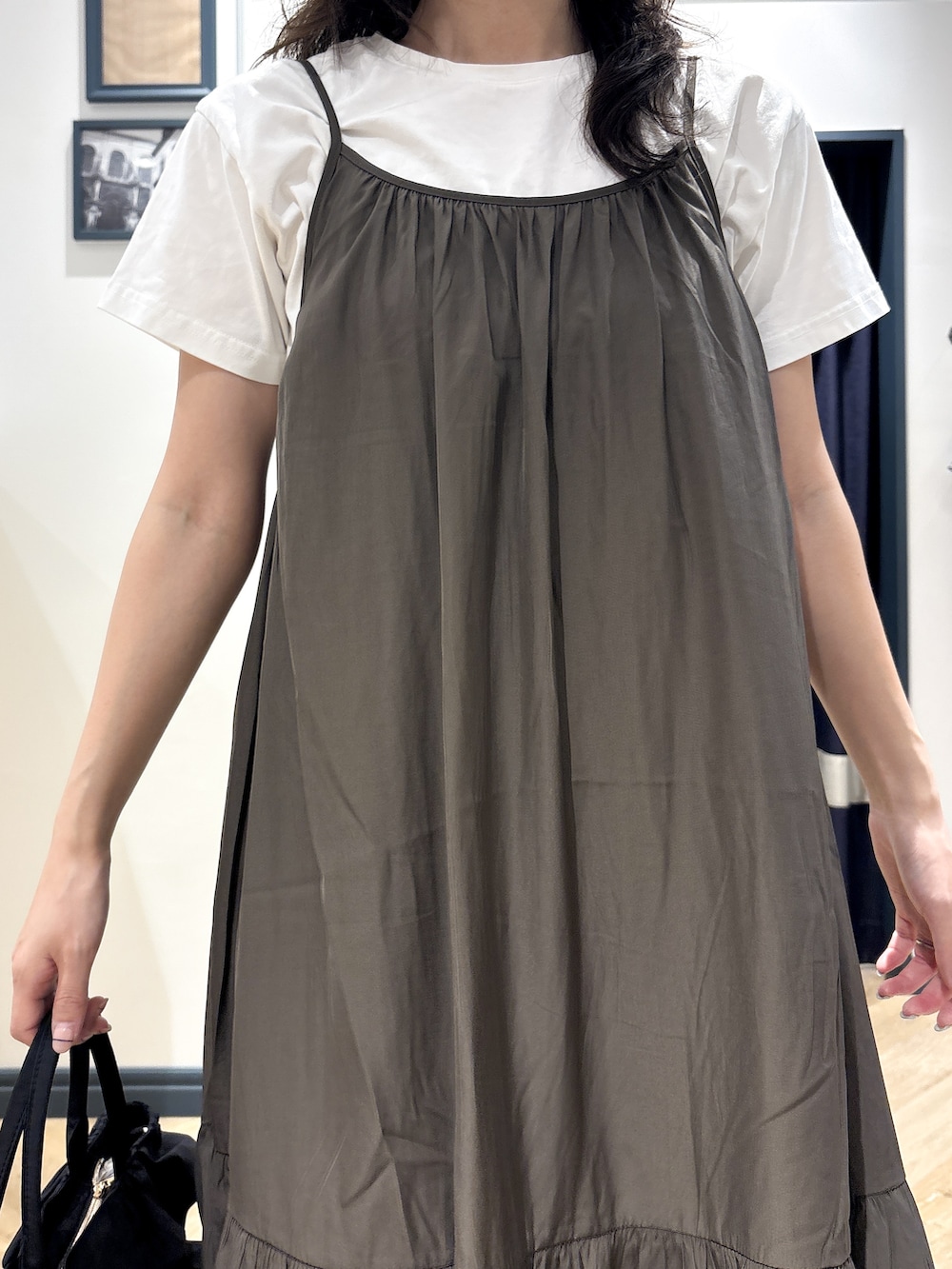 ホワイト系のTシャツ/カットソー、グリーン系のワンピース、ブラック系のトートバッグを着用したレディースの夏コーディネートの4枚目の写真