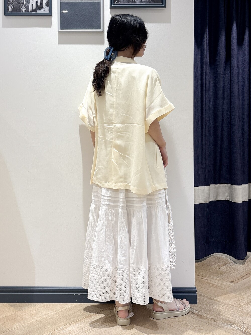 ホワイト系のテーラードジャケット、ホワイト系のTシャツ/カットソー、ホワイト系のスカートを着用したレディースの夏コーディネートの3枚目の写真