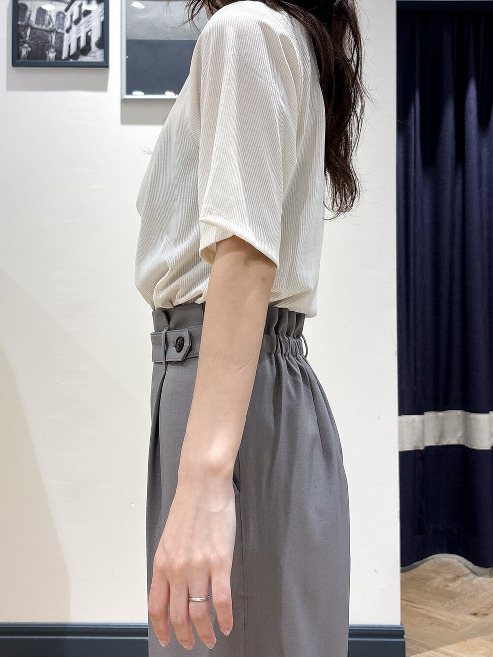 ホワイト系のTシャツ/カットソー、グレー系のその他パンツ、ブラウン系のショルダーバッグを着用したレディースの秋コーディネートの5枚目の写真