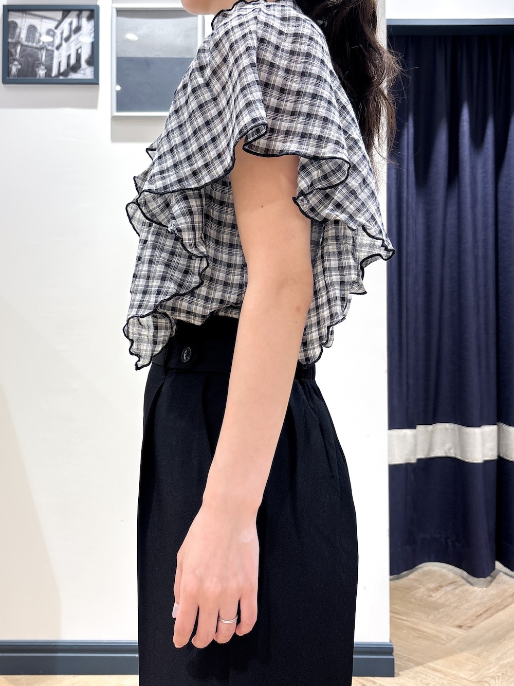 ブラック系のシャツ/ブラウス、ブラック系のその他パンツ、ベージュ系のその他雑貨を着用したレディースの夏コーディネートの5枚目の写真