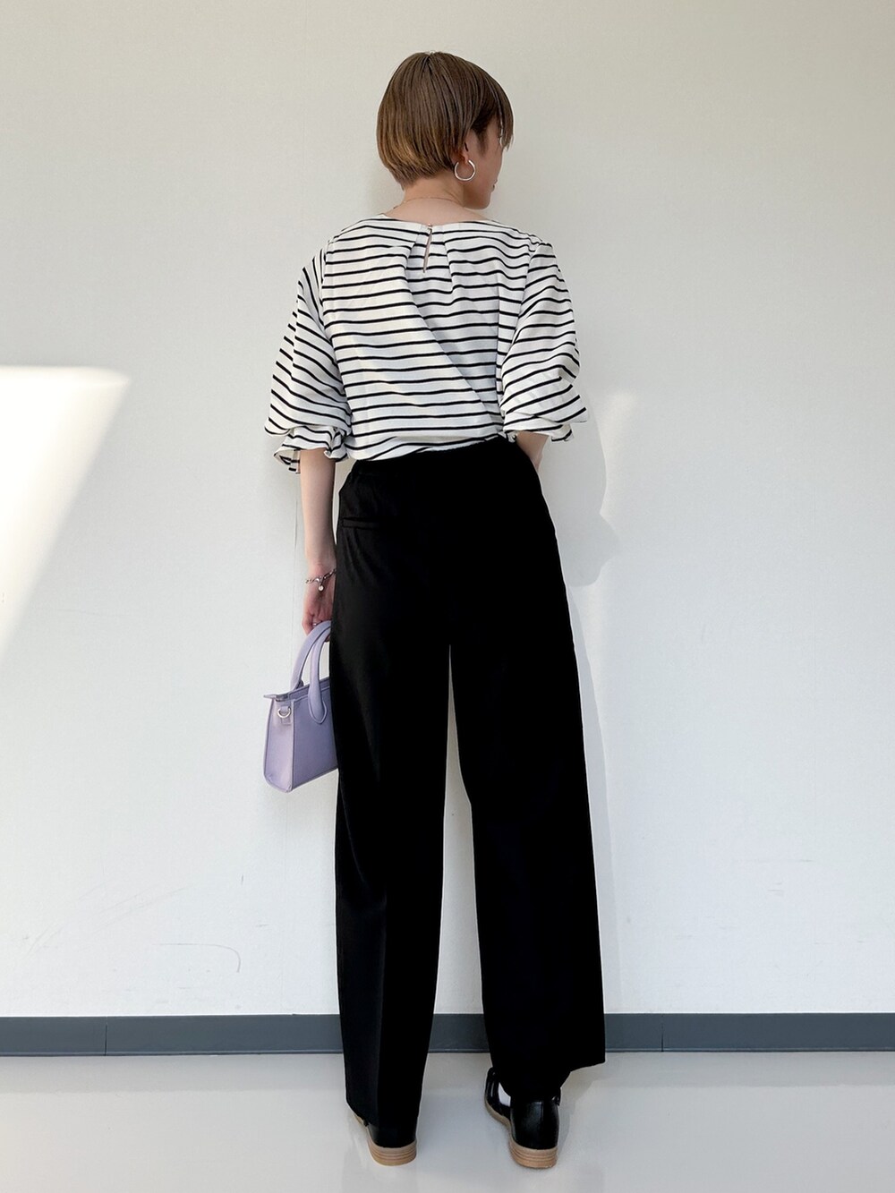 ブラック系のその他パンツ、ブラック系のサンダル、ブラック系のシャツ/ブラウスを着用したレディースの春コーディネートの2枚目の写真