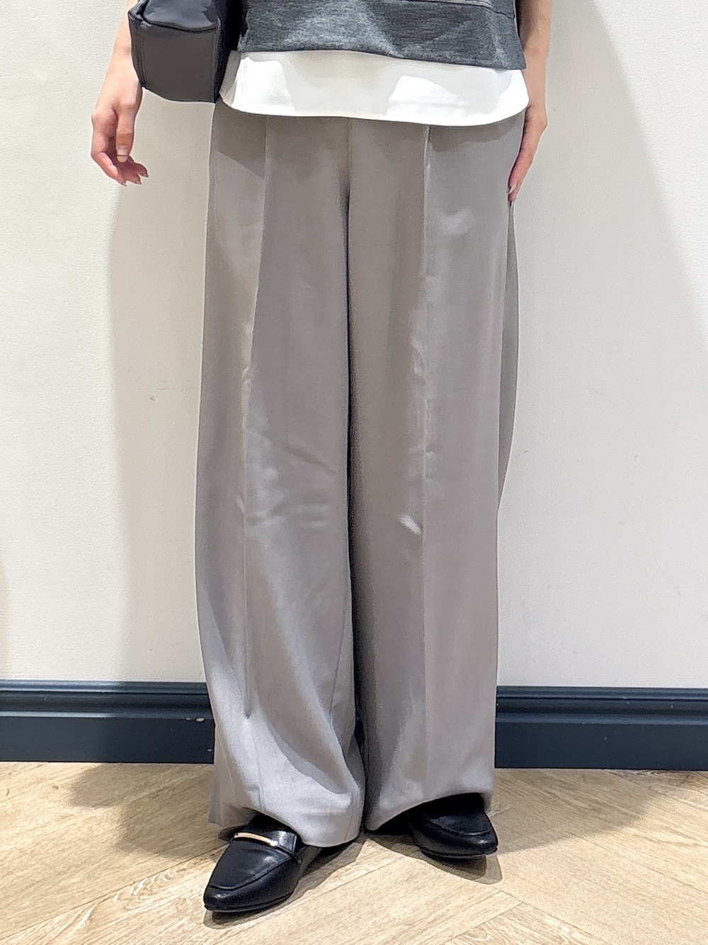 グレー系のその他パンツ、グレー系のショルダーバッグ、シルバー系のネックレスを着用したレディースの夏コーディネートの7枚目の写真