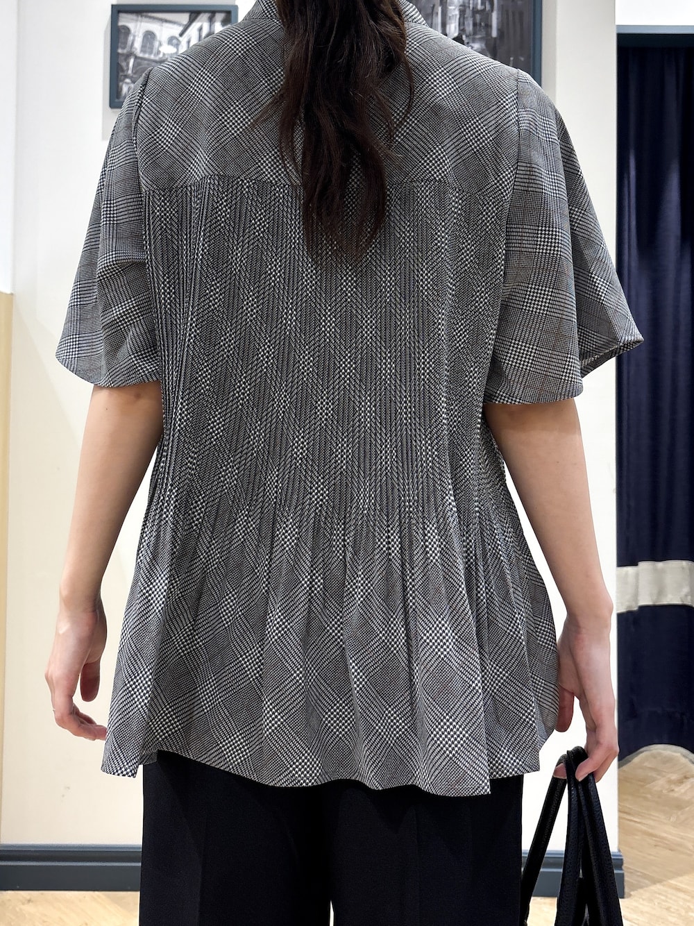 ブラック系のシャツ/ブラウス、ブラック系のその他パンツ、ブラック系のトートバッグを着用したレディースの夏コーディネートの6枚目の写真