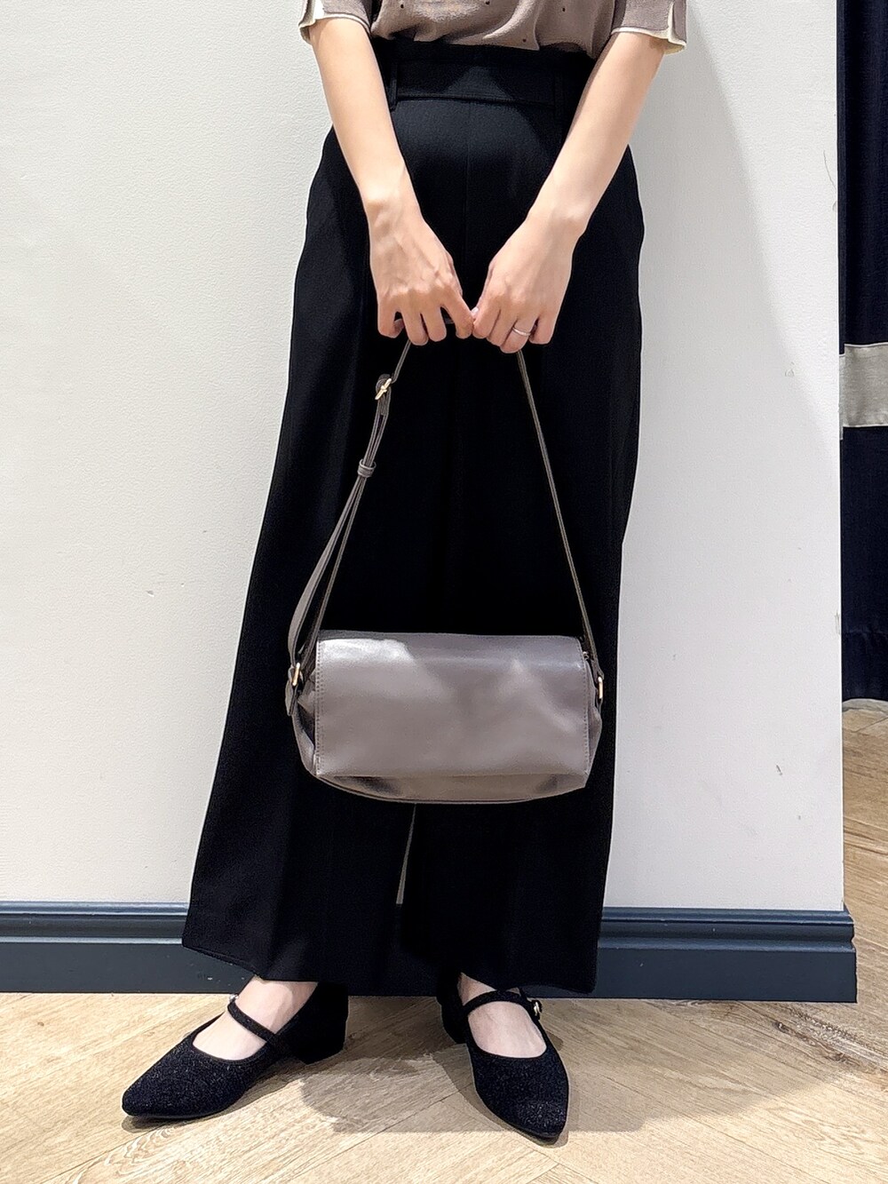 ブラウン系のニット/セーター、ブラック系のその他パンツ、ブラウン系のショルダーバッグを着用したレディースの夏コーディネートの8枚目の写真