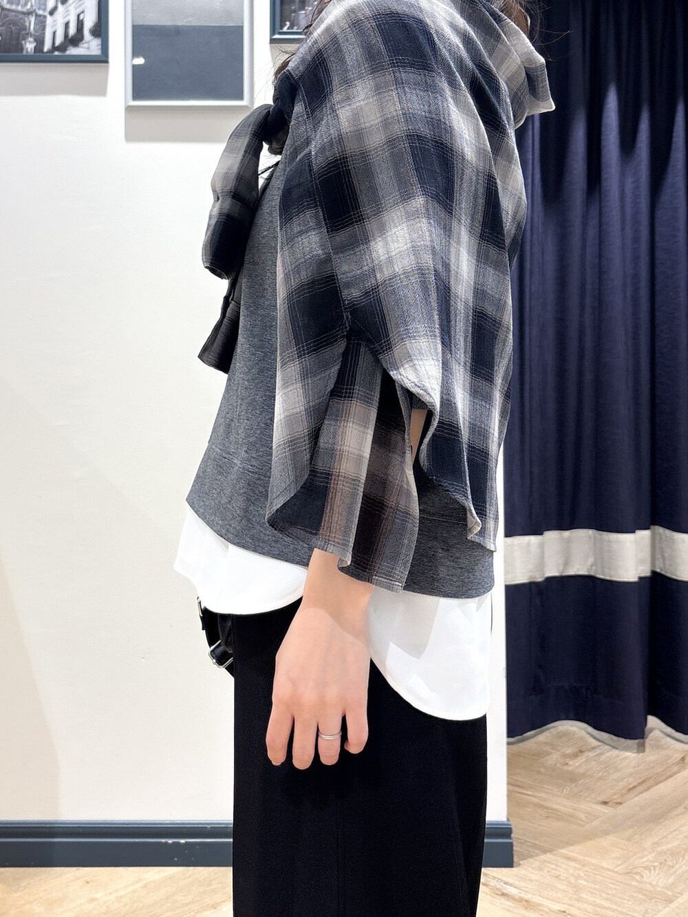 ブラック系のシャツ/ブラウス、ブラック系のその他パンツ、ブラック系のショルダーバッグを着用したレディースの夏コーディネートの5枚目の写真