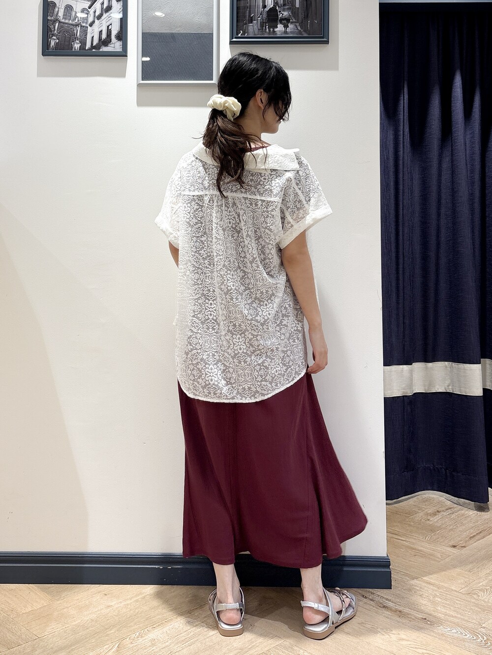 ホワイト系のシャツ/ブラウス、レッド系のワンピース、ゴールド系のネックレスを着用したレディースの夏コーディネートの3枚目の写真