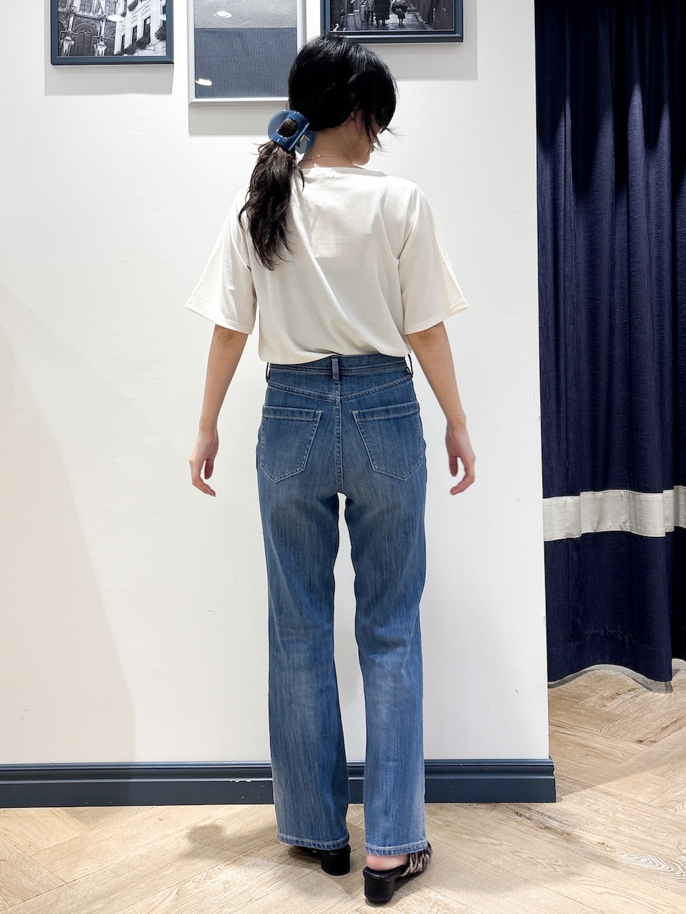 ホワイト系のTシャツ/カットソー、ブルー系のデニムパンツ、ゴールド系のネックレスを着用したレディースの夏コーディネートの3枚目の写真