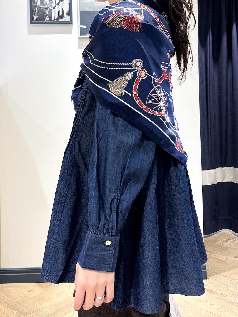 ブルー系のシャツ/ブラウス、ブラウン系のその他パンツ、ベージュ系のショルダーバッグを着用したレディースの秋コーディネートの5枚目の写真