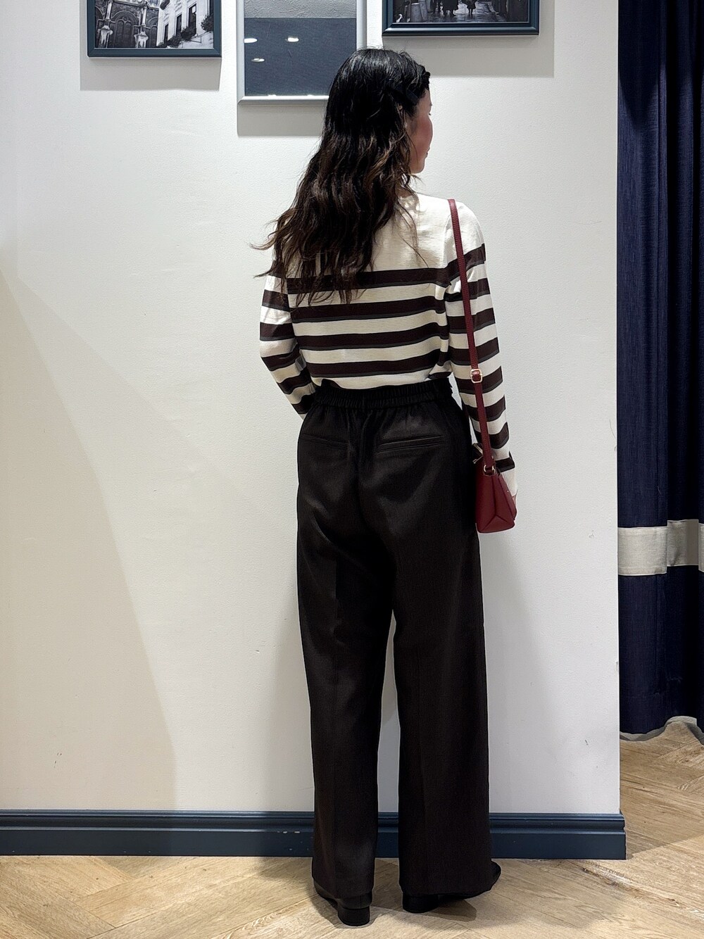 ブラウン系のニット/セーター、ブラウン系のその他パンツ、ブラック系のパンプスを着用したレディースの秋コーディネートの3枚目の写真