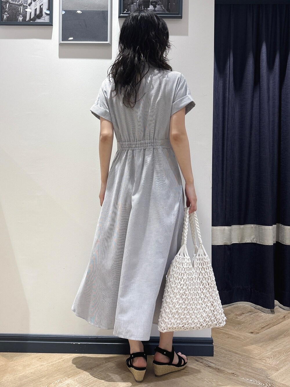 ブルー系のワンピース、ホワイト系のトートバッグを着用したレディースの春コーディネートの3枚目の写真