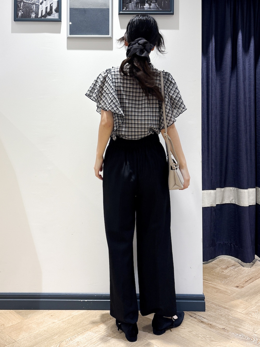ブラック系のシャツ/ブラウス、ブラック系のその他パンツ、ベージュ系のその他雑貨を着用したレディースの夏コーディネートの3枚目の写真