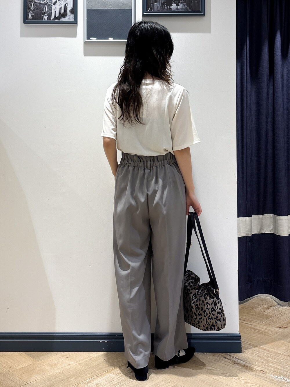 ホワイト系のTシャツ/カットソー、グレー系のその他パンツ、ブラウン系のショルダーバッグを着用したレディースの秋コーディネートの3枚目の写真