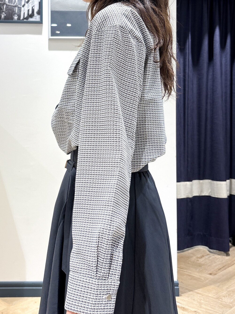 ブラック系のシャツ/ブラウス、レッド系のショルダーバッグ、シルバー系のネックレスを着用したレディースの秋コーディネートの5枚目の写真