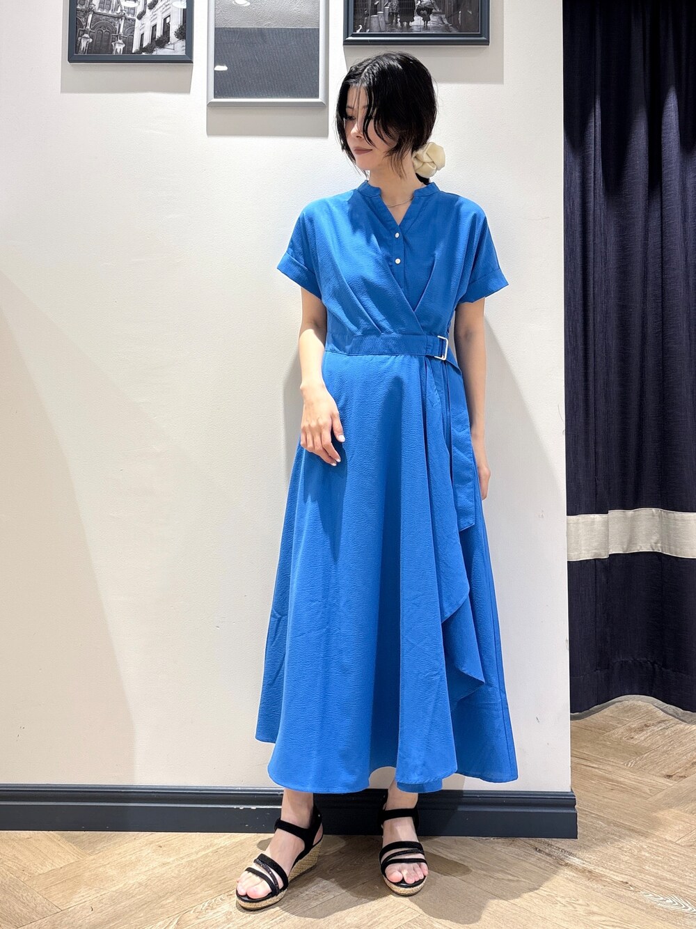グレー系のカーディガン/ボレロ、ブルー系のワンピース、シルバー系のネックレスを着用したレディースの夏コーディネートの4枚目の写真