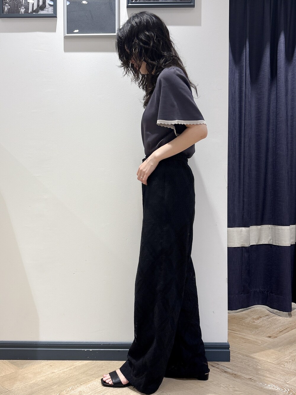 ブラック系のサンダル、ブラック系のその他パンツ、グレー系のニット/セーターを着用したレディースの春コーディネートの2枚目の写真