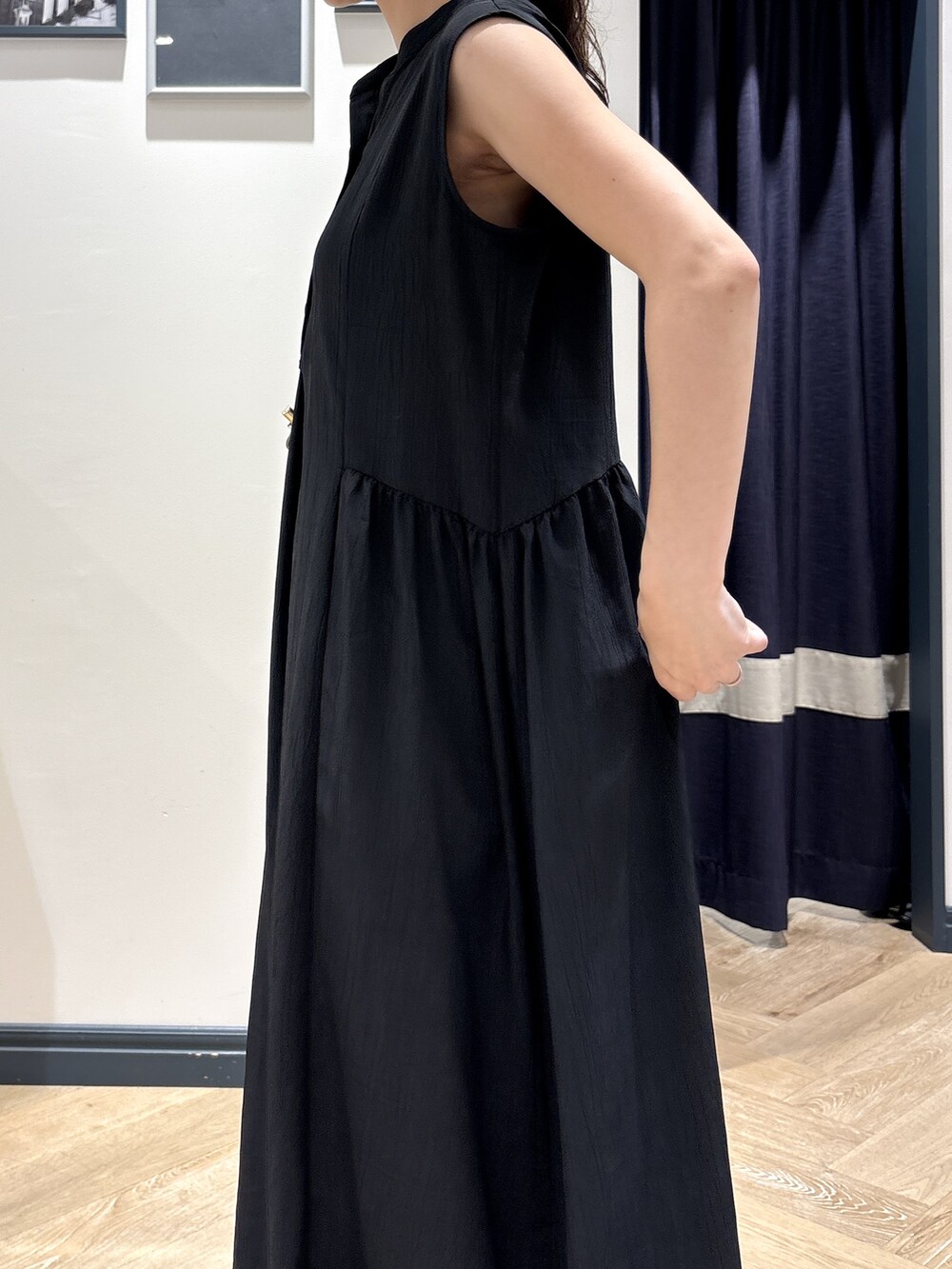 ブラック系のワンピース、シルバー系のショルダーバッグを着用したレディースの夏コーディネートの5枚目の写真