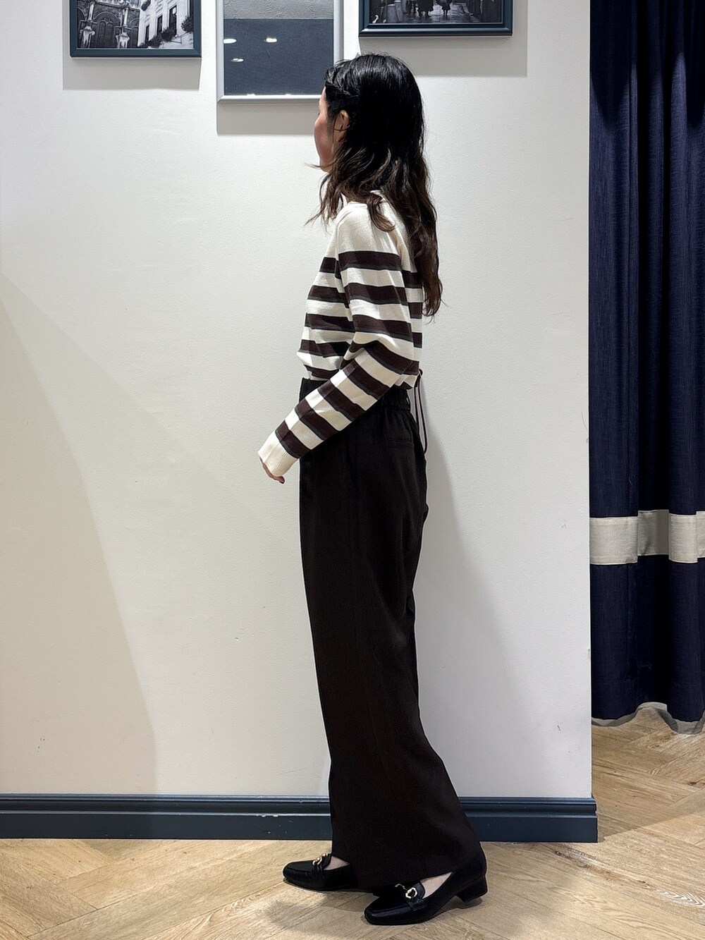 ブラウン系のニット/セーター、ブラウン系のその他パンツ、ブラック系のパンプスを着用したレディースの秋コーディネートの2枚目の写真