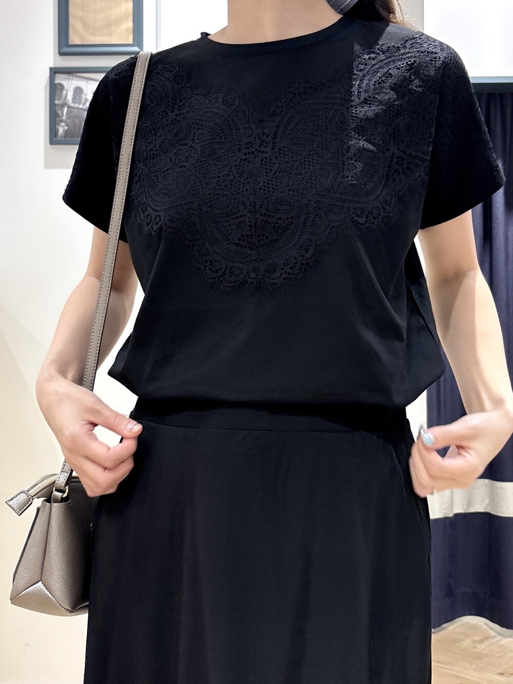 ブラック系のTシャツ/カットソー、ブラック系のスカートを着用したレディースの夏コーディネートの4枚目の写真