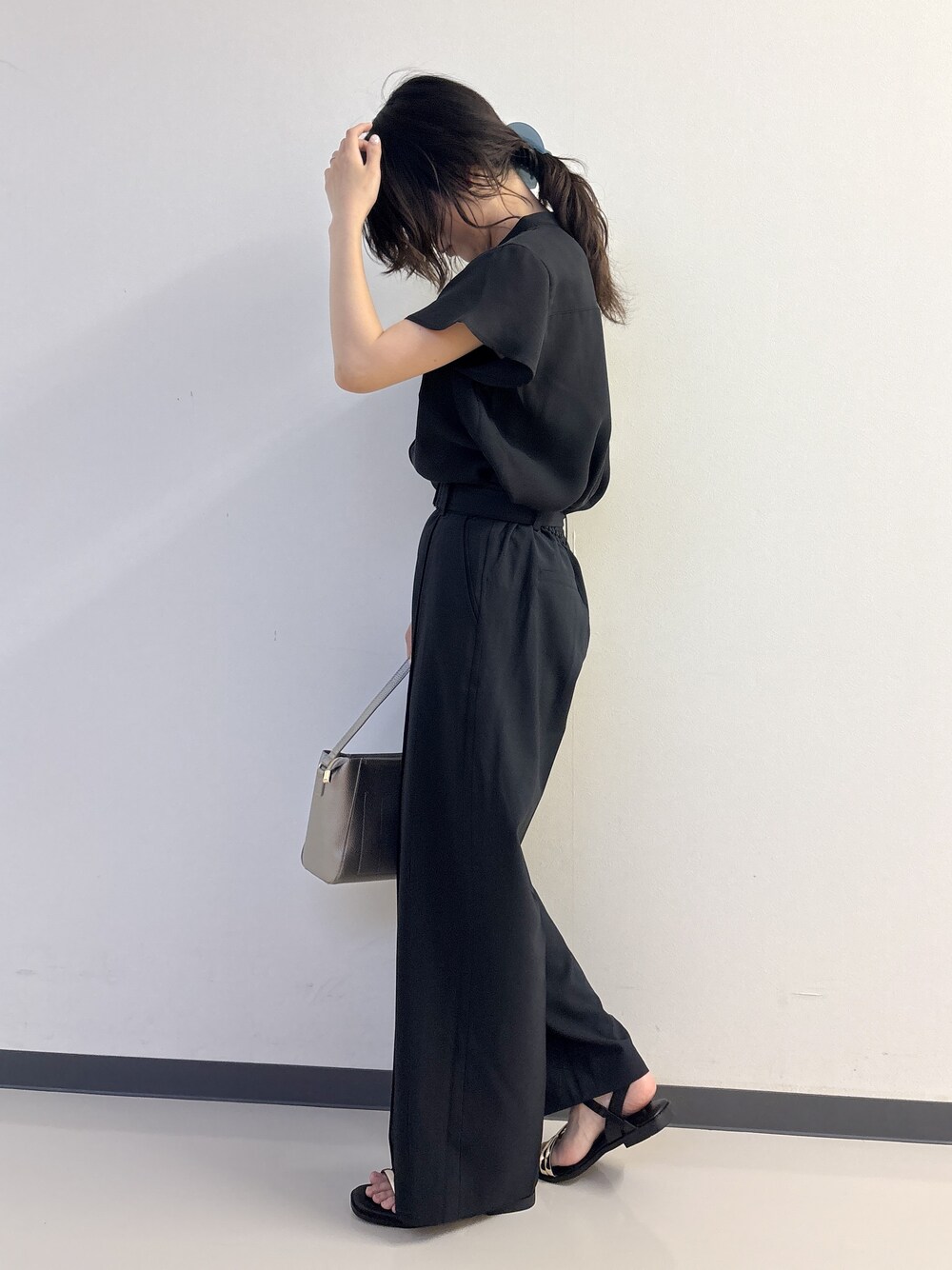 ブラック系のシャツ/ブラウス、ブラック系のその他パンツ、シルバー系のショルダーバッグを着用したレディースの夏コーディネートの2枚目の写真