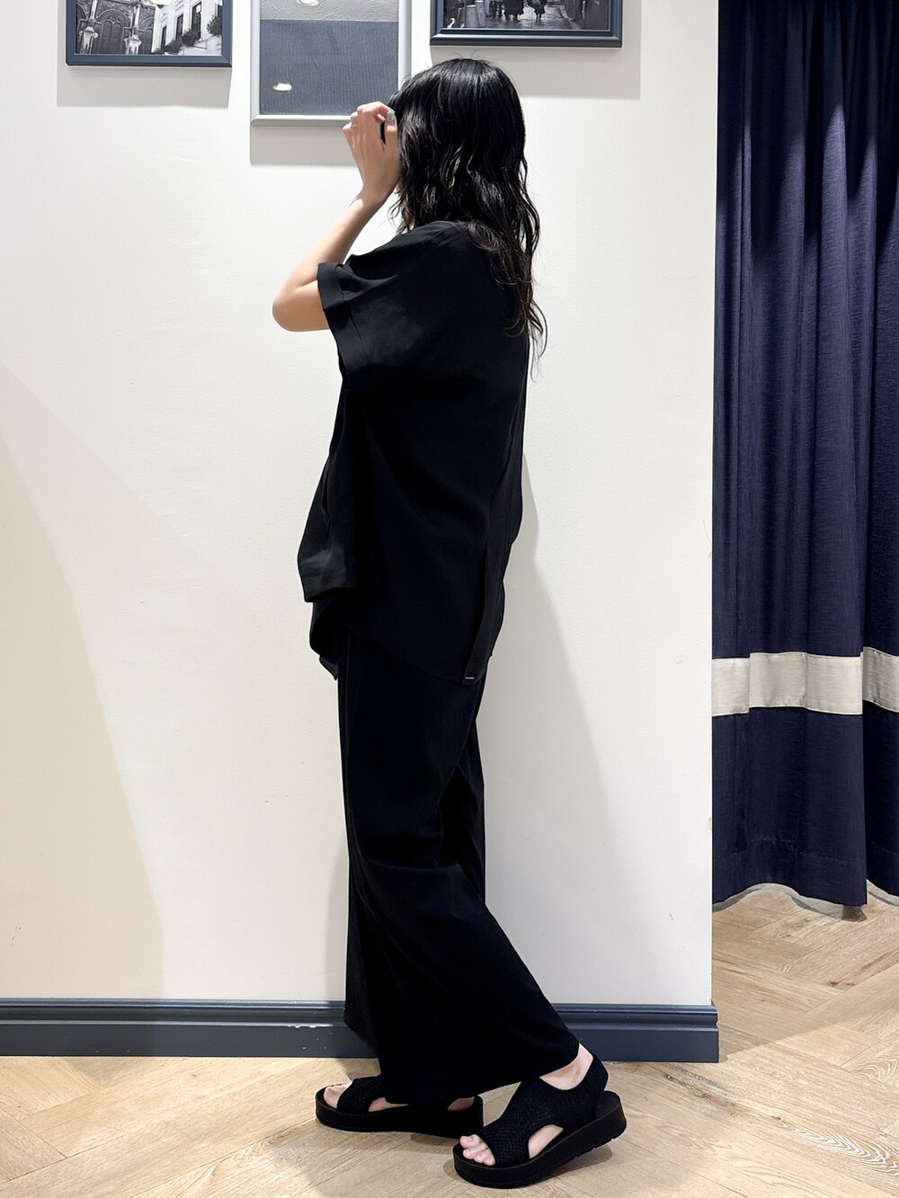 ブラック系のテーラードジャケット、ホワイト系のTシャツ/カットソー、ブラック系のその他パンツを着用したレディースの夏コーディネートの2枚目の写真
