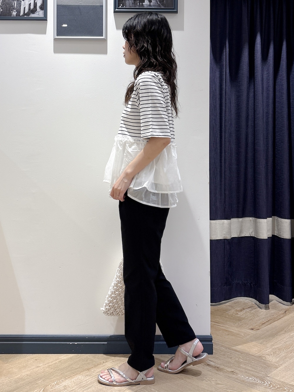 ホワイト系のTシャツ/カットソー、ブラック系のその他パンツ、ホワイト系のトートバッグを着用したレディースの春コーディネートの2枚目の写真