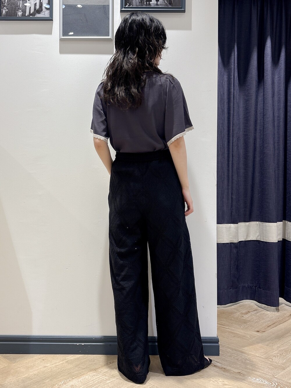ブラック系のサンダル、ブラック系のその他パンツ、グレー系のニット/セーターを着用したレディースの春コーディネートの3枚目の写真