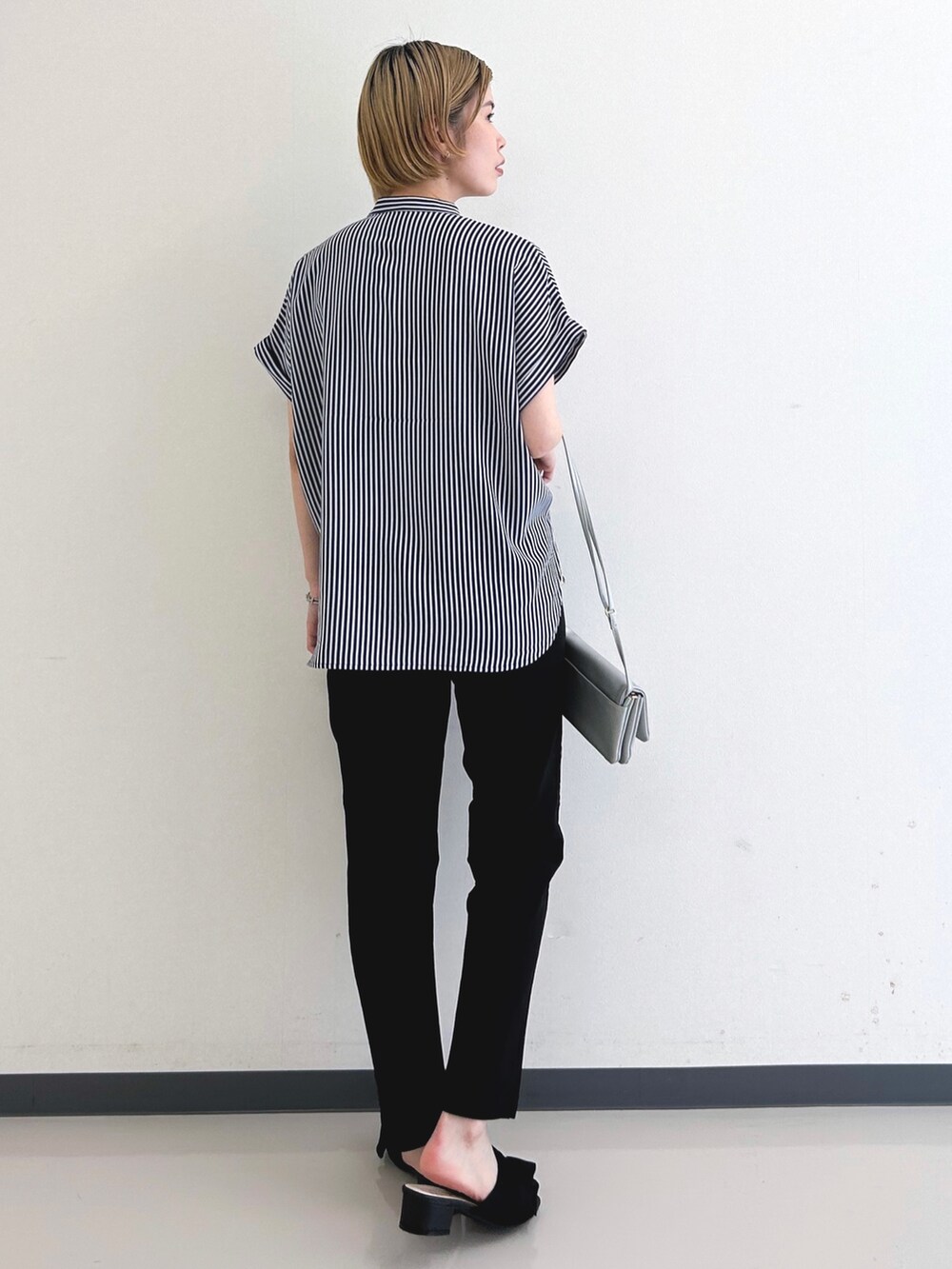 ブルー系のシャツ/ブラウス、ブラック系のその他パンツ、ブラック系のサンダルを着用したレディースの夏コーディネートの3枚目の写真