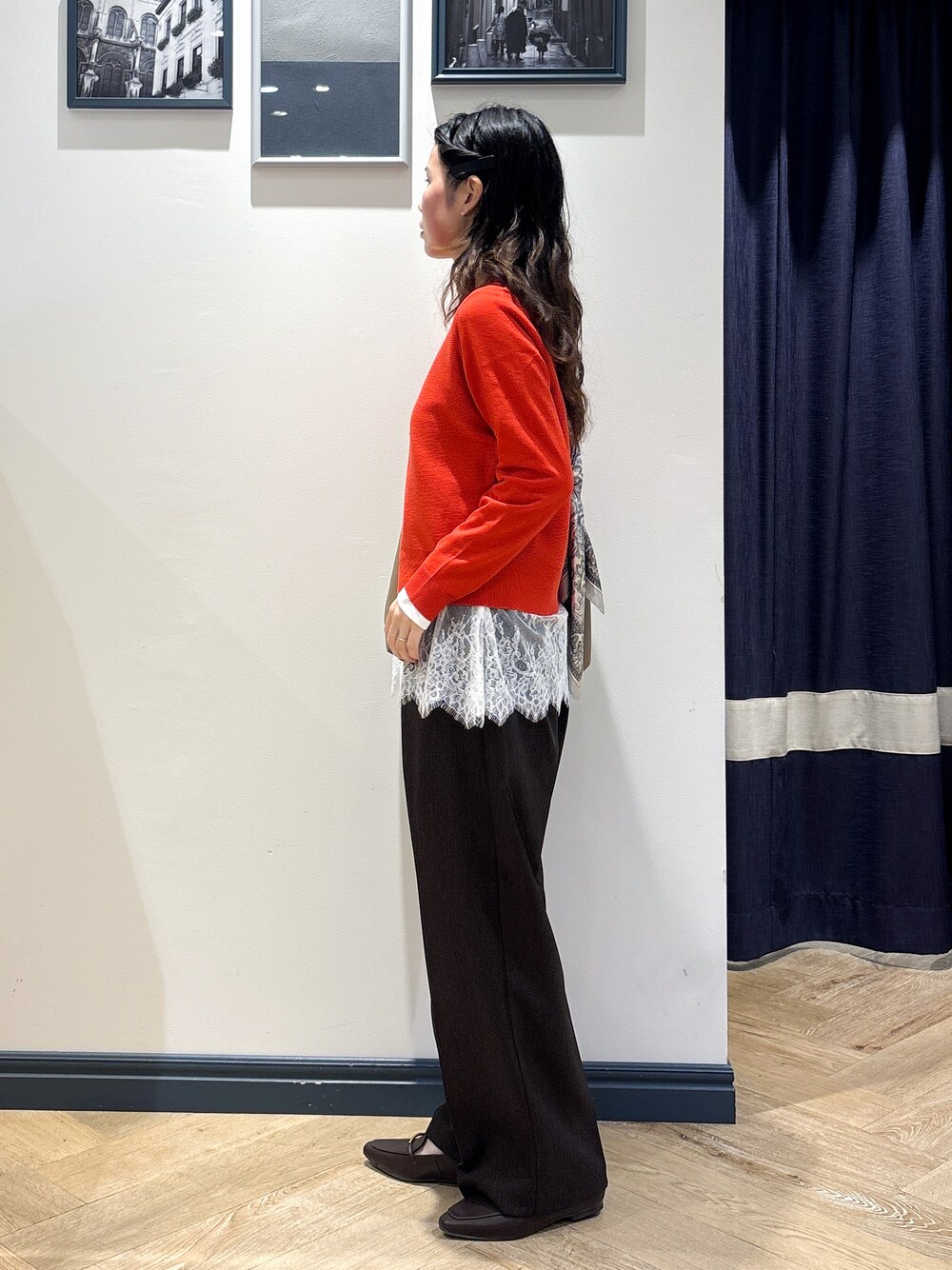 レッド系のニット/セーター、ホワイト系のTシャツ/カットソー、ブラウン系のその他パンツを着用したレディースの秋コーディネートの2枚目の写真