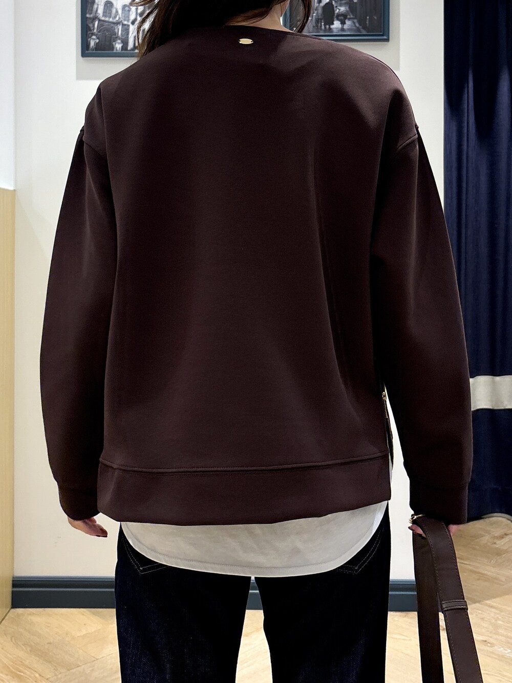 ブラウン系のTシャツ/カットソー、ホワイト系のTシャツ/カットソー、ブルー系のデニムパンツを着用したレディースの秋コーディネートの6枚目の写真