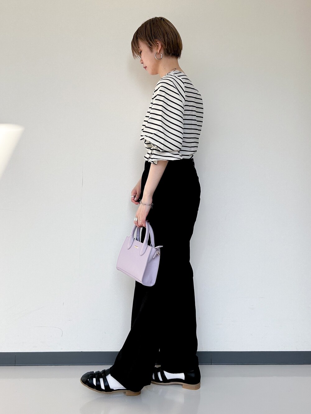 ブラック系のその他パンツ、ブラック系のサンダル、ブラック系のシャツ/ブラウスを着用したレディースの春コーディネートの3枚目の写真