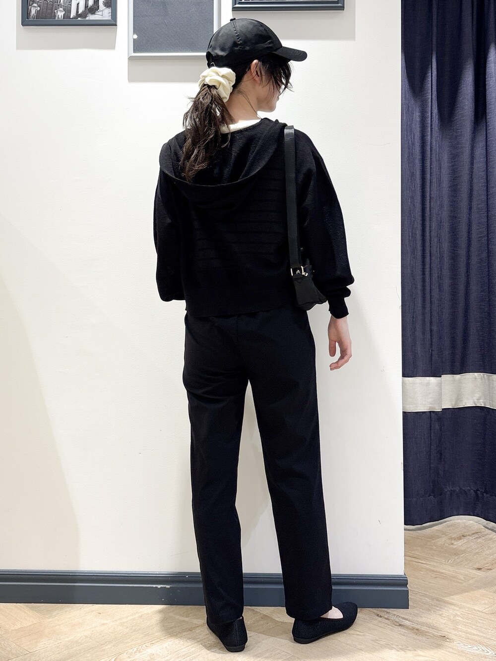 ブラック系のショルダーバッグ、ブラック系のパンプス、ブラック系のその他パンツを着用したレディースの春コーディネートの3枚目の写真