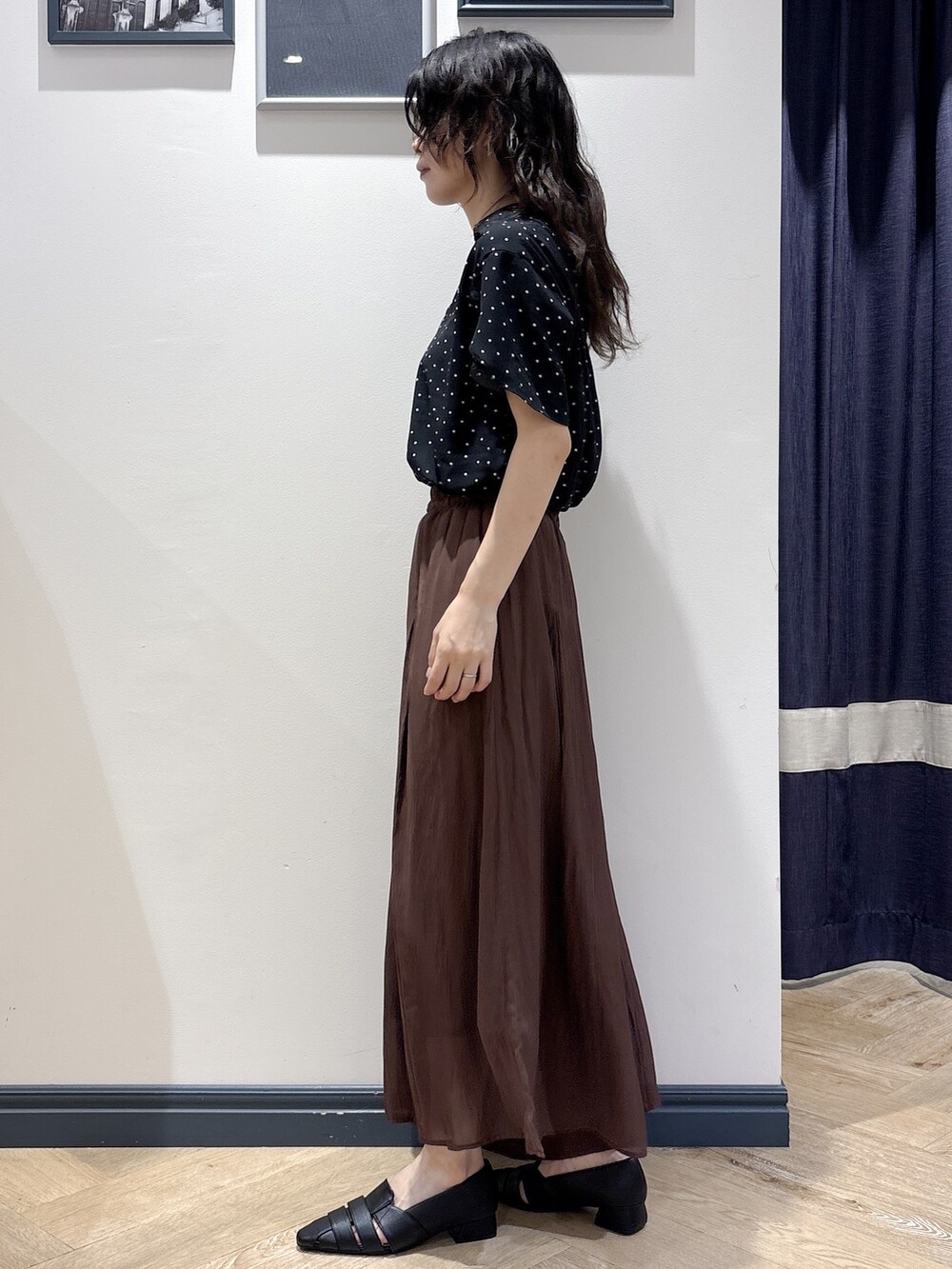 ブラウン系のその他パンツ、ブラック系のトートバッグを着用したレディースの夏コーディネートの2枚目の写真