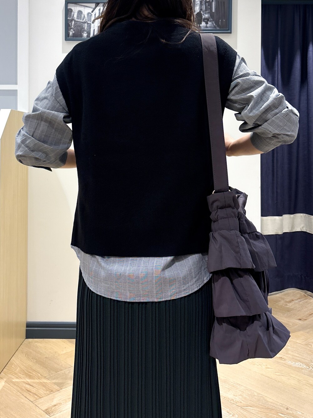 ブラック系のその他トップス、ブラック系のスカート、グレー系のショルダーバッグを着用したレディースの秋コーディネートの6枚目の写真