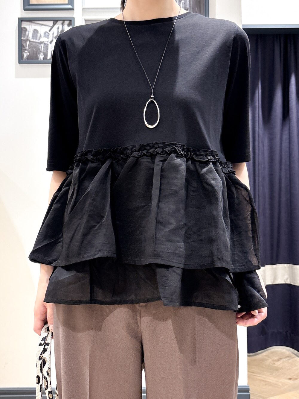 ブラック系のTシャツ/カットソー、ブラウン系のその他パンツ、グリーン系のトートバッグを着用したレディースの夏コーディネートの4枚目の写真