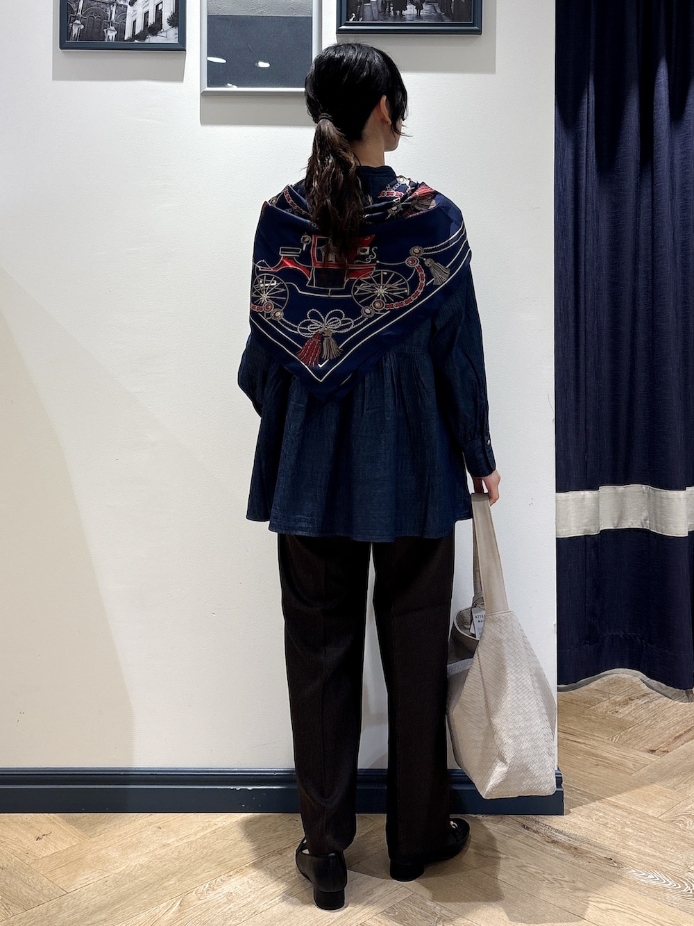 ブルー系のシャツ/ブラウス、ブラウン系のその他パンツ、ベージュ系のショルダーバッグを着用したレディースの秋コーディネートの3枚目の写真