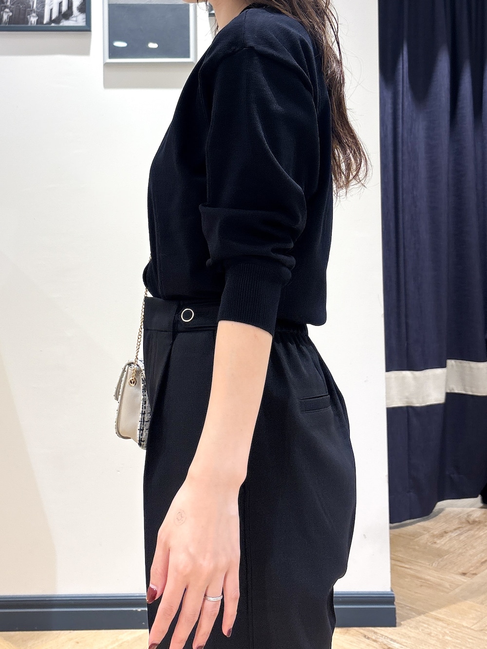 ブラック系のカーディガン/ボレロ、ブラック系のその他パンツ、ベージュ系のショルダーバッグを着用したレディースの秋コーディネートの5枚目の写真