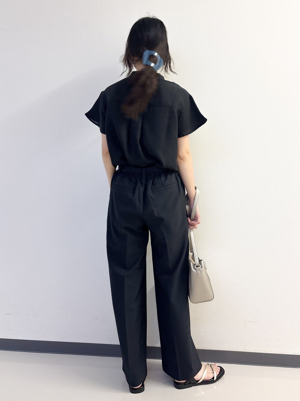 ブラック系のシャツ/ブラウス、ブラック系のその他パンツ、シルバー系のショルダーバッグを着用したレディースの夏コーディネートの3枚目の写真