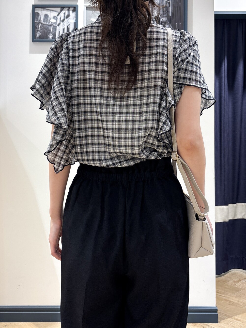 ブラック系のシャツ/ブラウス、ブラック系のその他パンツ、ベージュ系のその他雑貨を着用したレディースの夏コーディネートの6枚目の写真