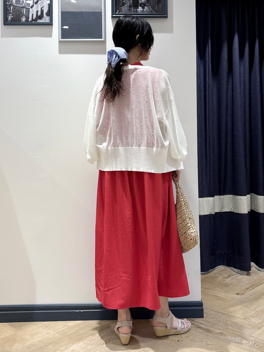 ホワイト系のカーディガン/ボレロ、レッド系のワンピース、ベージュ系のトートバッグを着用したレディースの夏コーディネートの3枚目の写真