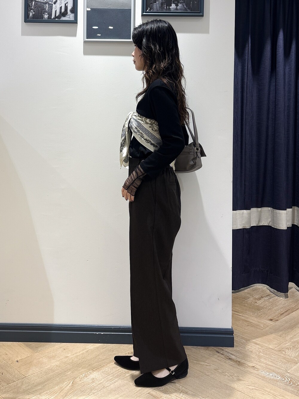 ブラック系のTシャツ/カットソー、ブラウン系のその他パンツ、ブラウン系のショルダーバッグを着用したレディースの秋コーディネートの2枚目の写真
