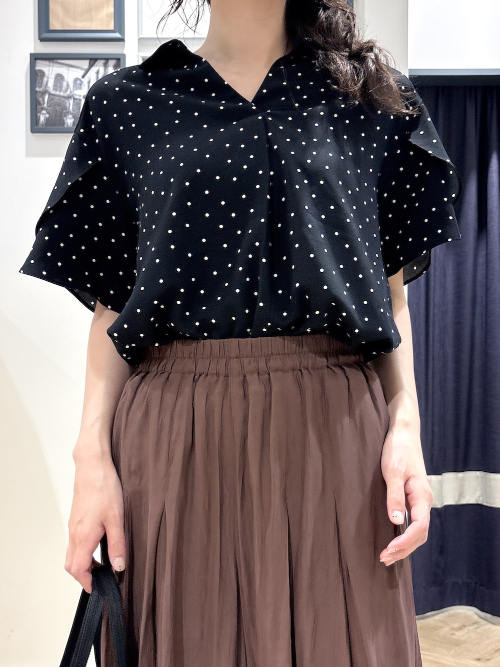 ブラウン系のその他パンツ、ブラック系のトートバッグを着用したレディースの夏コーディネートの4枚目の写真