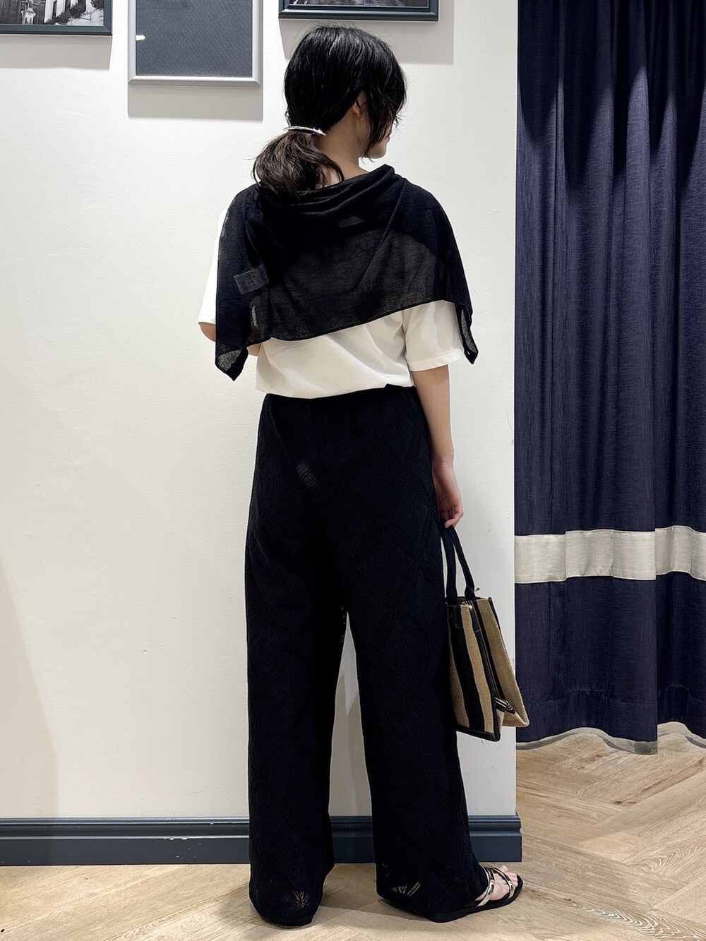 ブラック系のカーディガン/ボレロ、ホワイト系のTシャツ/カットソー、ブラック系のその他パンツを着用したレディースの春コーディネートの3枚目の写真
