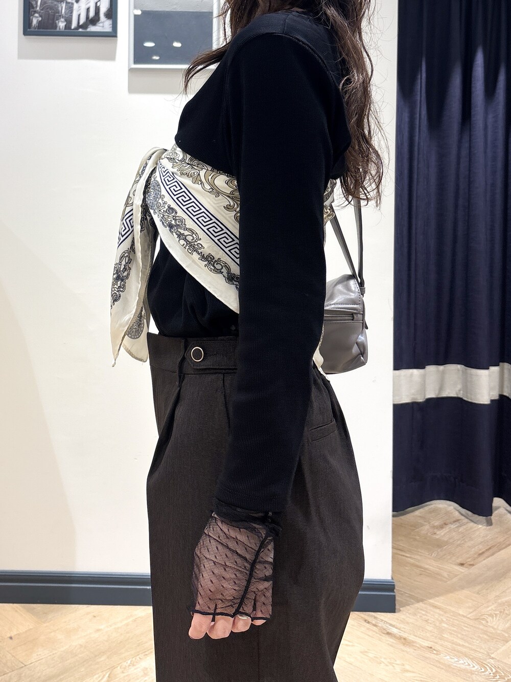 ブラック系のTシャツ/カットソー、ブラウン系のその他パンツ、ブラウン系のショルダーバッグを着用したレディースの秋コーディネートの5枚目の写真