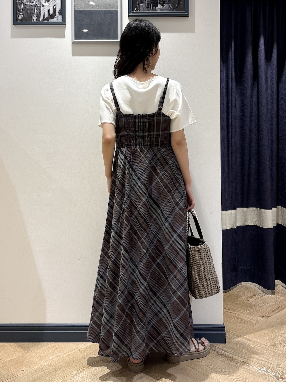 ホワイト系のニット/セーター、ブラウン系のワンピース、グレー系のトートバッグを着用したレディースの夏コーディネートの3枚目の写真