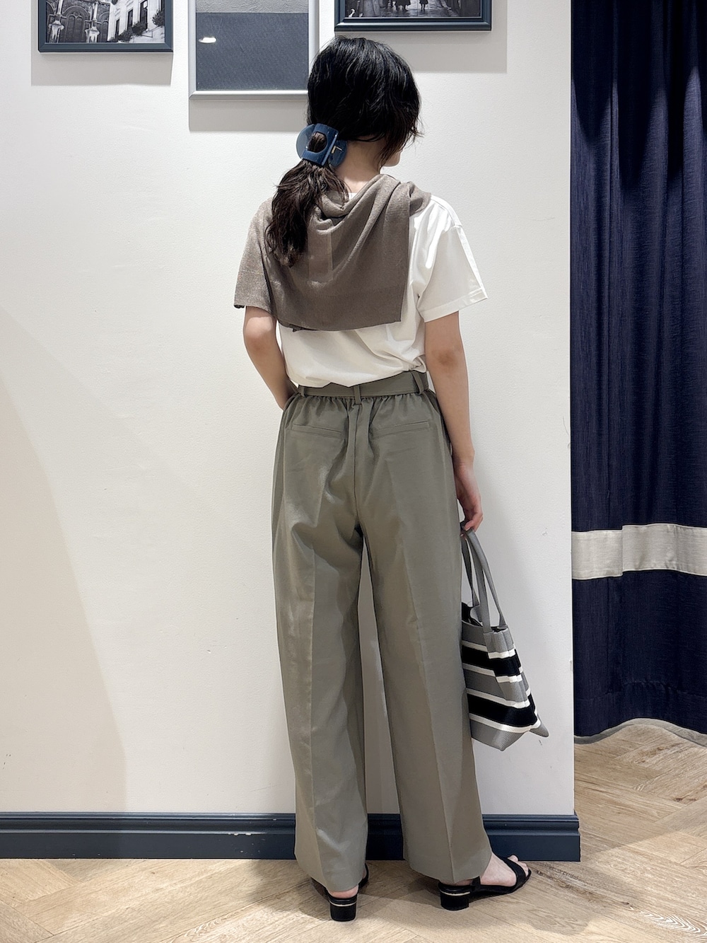 ブラウン系のカーディガン/ボレロ、ホワイト系のTシャツ/カットソー、グリーン系のその他パンツを着用したレディースの夏コーディネートの3枚目の写真
